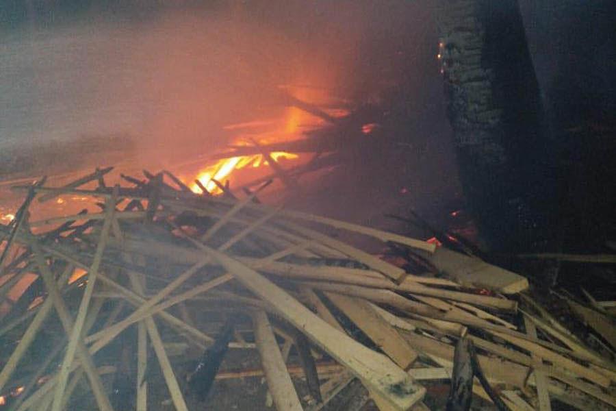 Gudang Kayu Di Seraya Terbakar BALIPOST