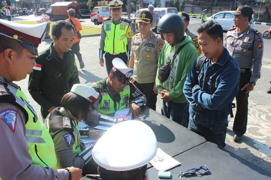 Operasi Zebra Agung Polisi Tilang Pelanggar Balipost