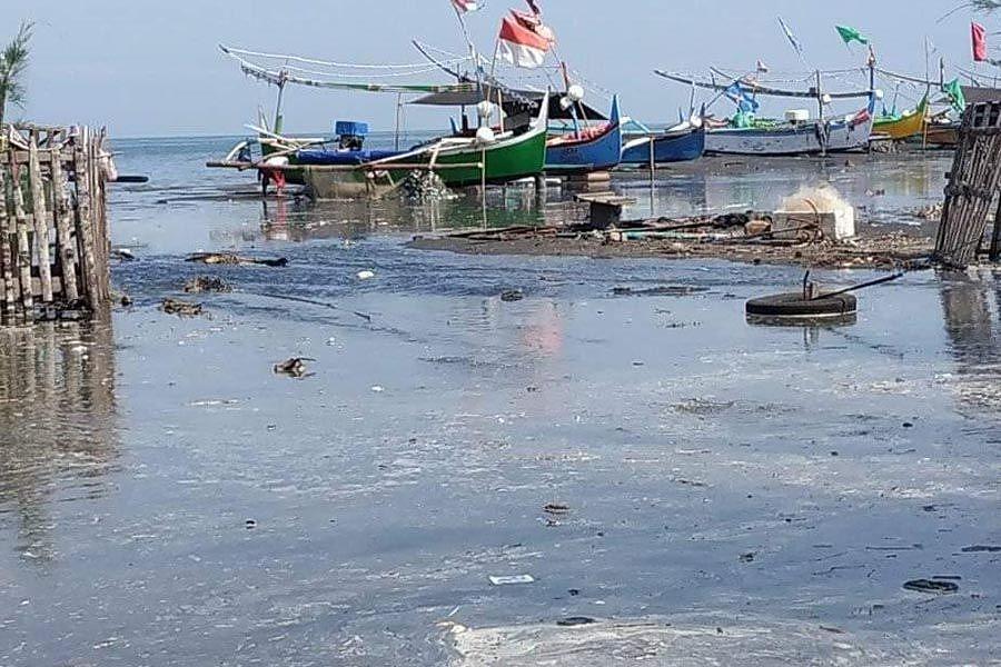 Banjir Rob Landa Pengambengan, Rumah Warga Terendam Air Laut  BALIPOST.com