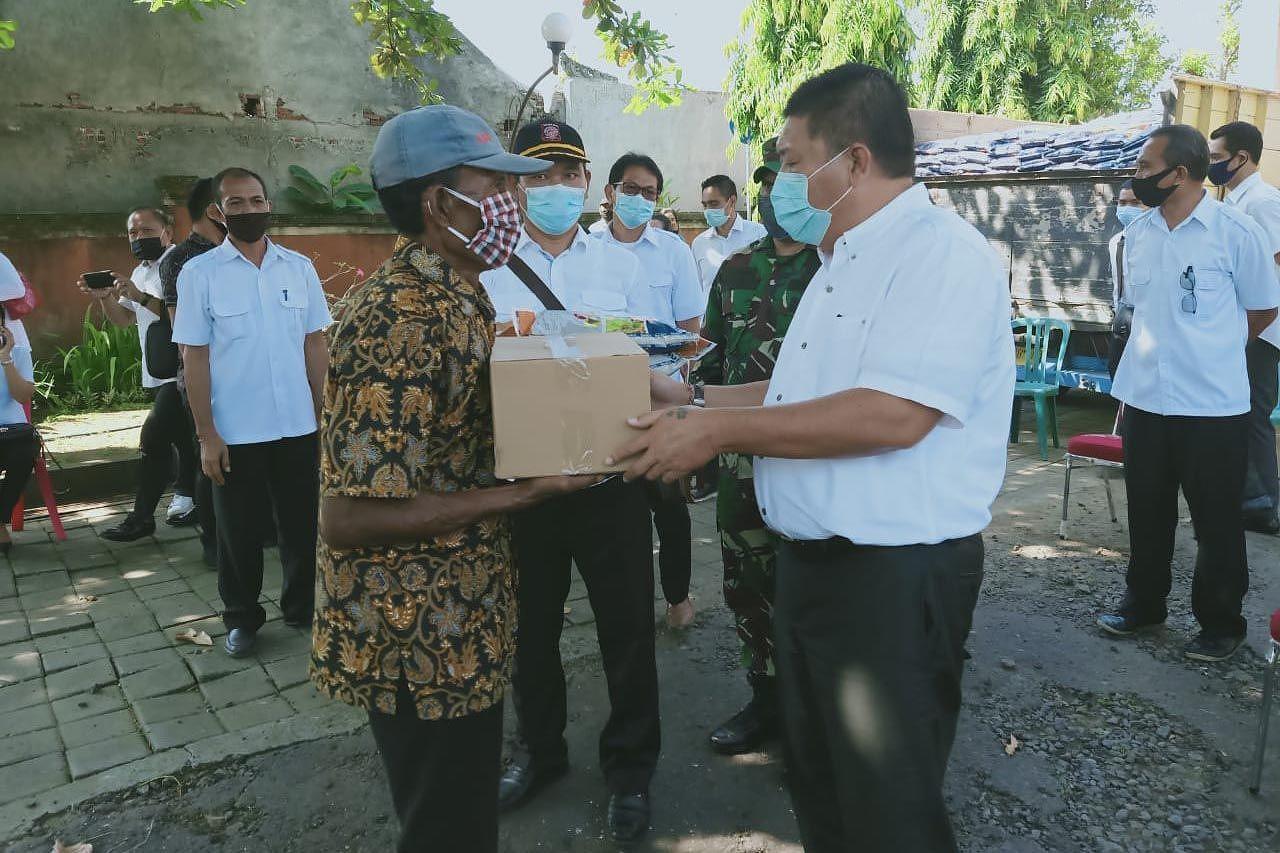 Bupati Artha Salurkan Bantuan Jaring Pengaman Sosial Dari Penyisiran