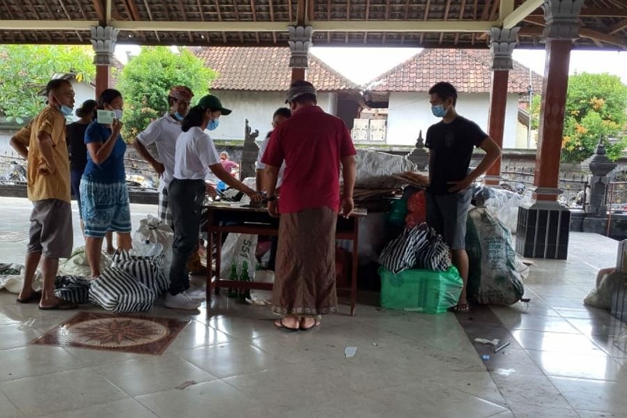 Warga Sidokumpul Tukar Sampah Dapat Pelumas Pertamina Pertamina Riset