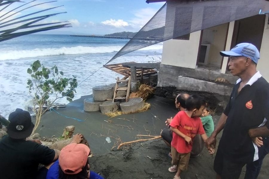 Diterjang Gelombang Puluhan Pondok Nelayan Tanah Ampo Rusak BALIPOST