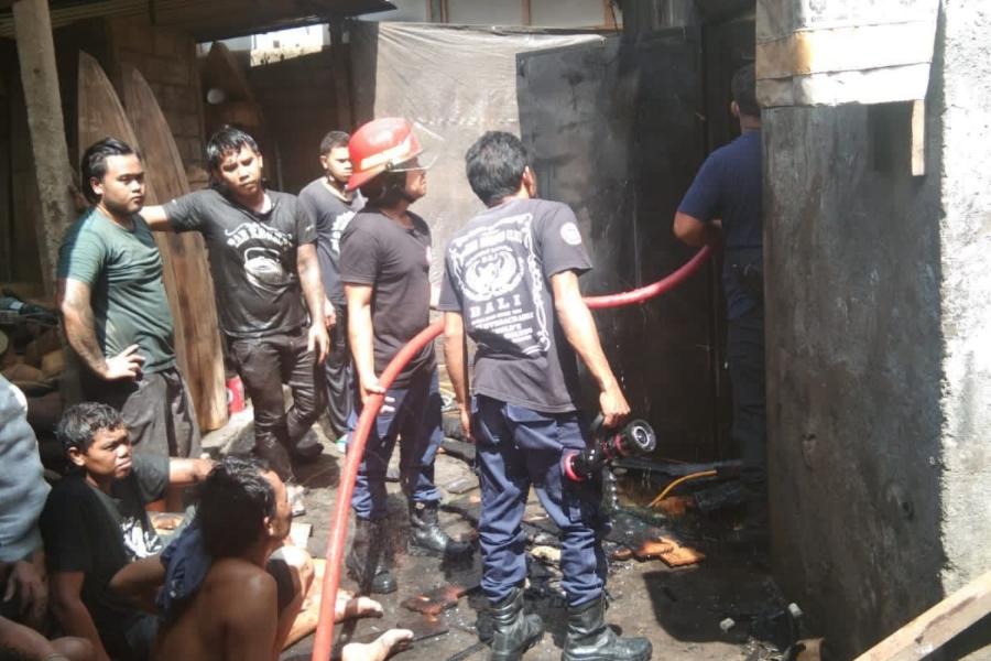 Gudang Pengovenan Kayu Terbakar Kerugian Puluhan Juta Balipost