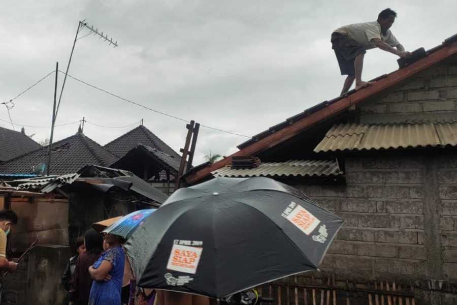 Angin Kencang Rusak Rumah Di Budeng Balipost