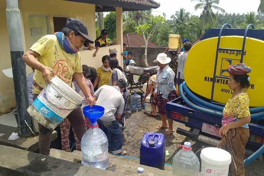 Jaringan Pipa Hancur Diterjang Banjir Bandang Warga Dipasok Air Bersih