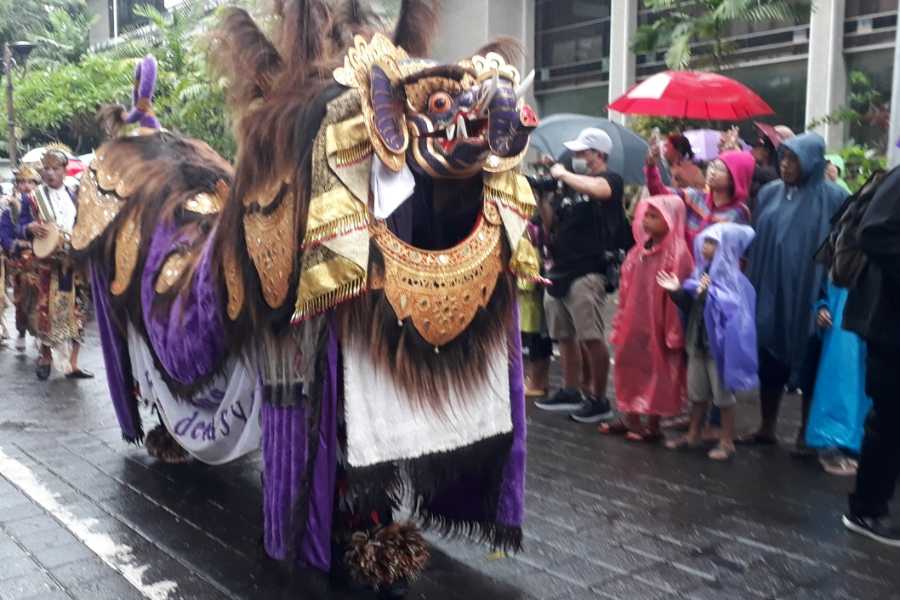 Diguyur Hujan Pawai Parade Nusantara Imlek Diawali Pemukulan Kendang