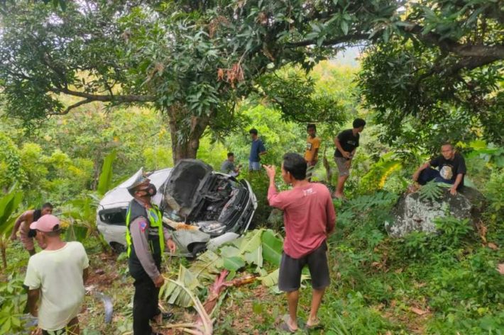 Mobil Berisi Rombongan WNA Terperosok Di Jalur Tigawasa Nyaris Terjun