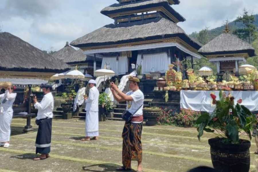 Buntut WNA Turunkan Celana Di Puncak Gunung Agung Desa Adat Besakih