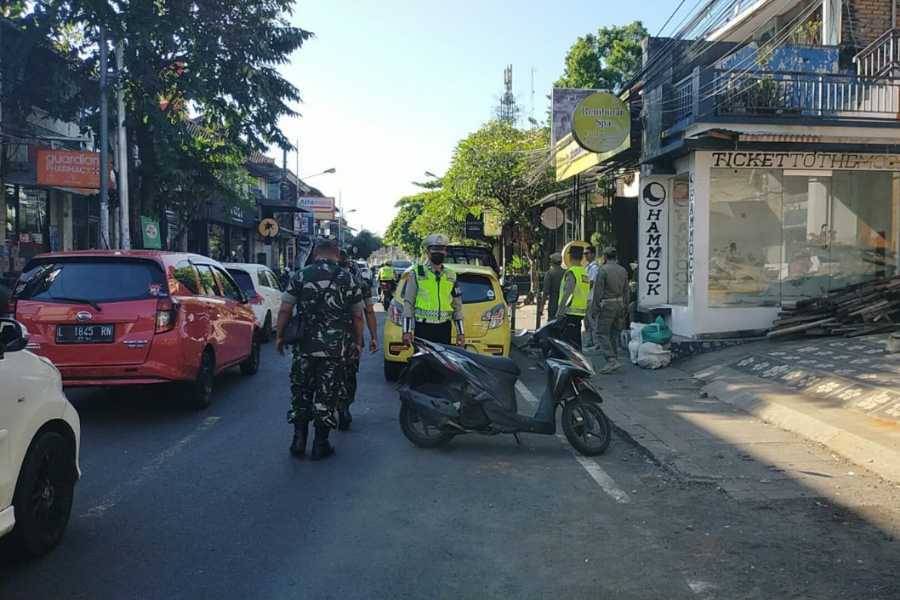 Parkir Liar Di Ubud Mulai Ditertibkan Pengempesan Ban Hingga Derek