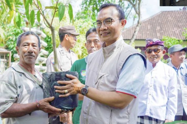 Dorong Pemanfaatan Lahan Tegalan Badung Sebar Bibit Tanaman Produktif