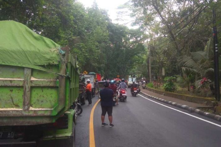 Kemacetan Panjang Terjadi Di Tanjakan Samsam BALIPOST