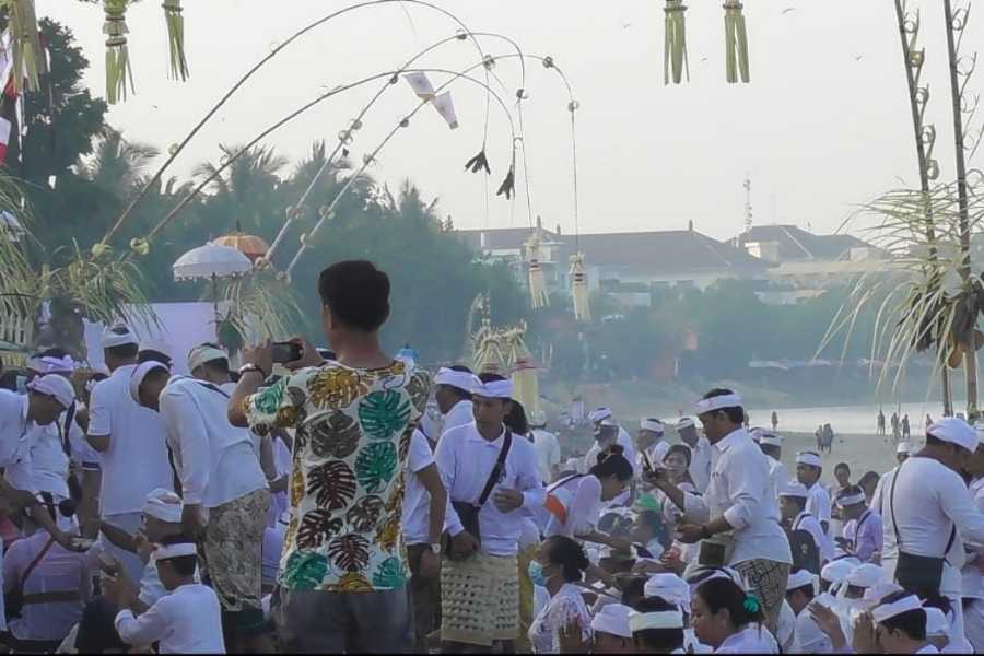 Ribuan Umat Hindu Melasti Di Pantai Kuta BALIPOST