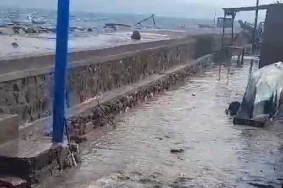 Gelombang Tinggi Dan Angin Kencang Air Laut Masuk Ke Permukiman Warga