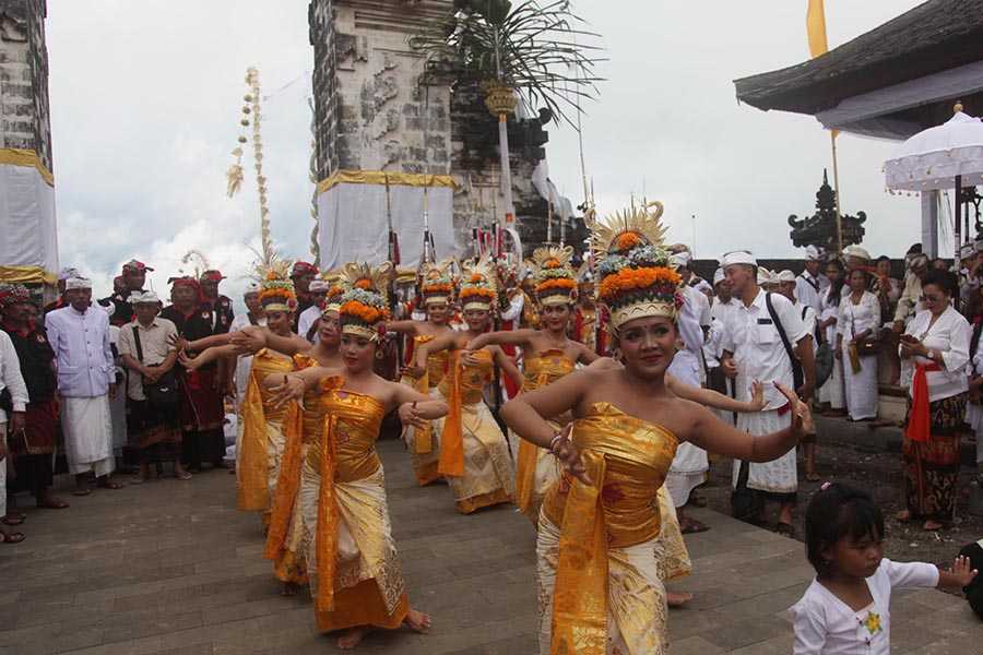 Mengenal Tari Rejang Dewa Tarian Sakral Umat Hindu Yang Ditarikan Saat