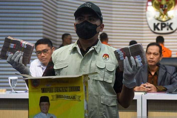 Penyidik KPK Terbitkan Surat Penangkapan Terhadap Sahbirin Noor