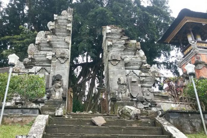 Candi Bentar Pura Kehen Rusak