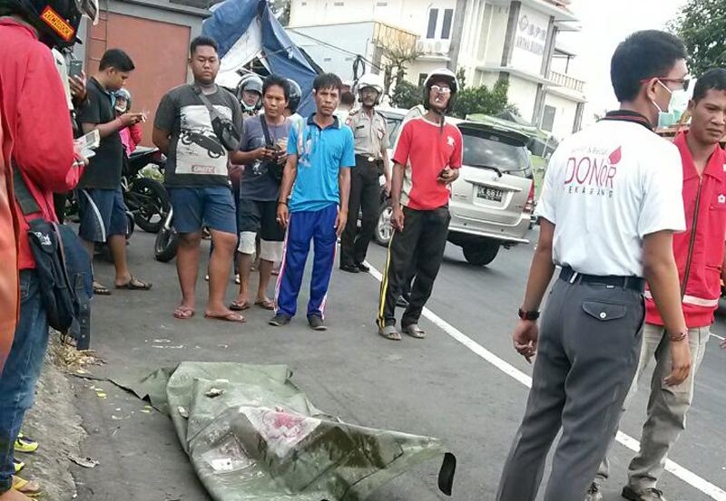 Mendadak Oleng  dan Tabrak  Truk  Pemotor Tewas BALIPOST com