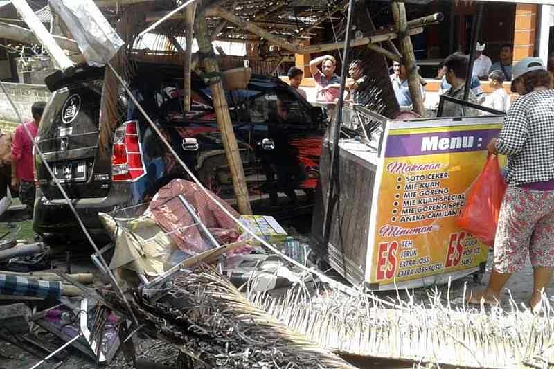 Sopir Diduga Ngantuk, Mobil Tabrak Warung | BALIPOST.com