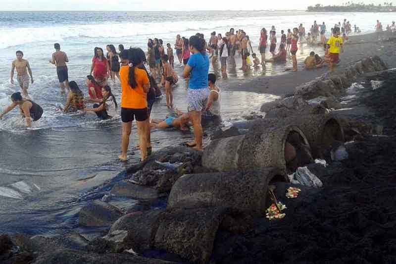 Sepanjang Pantai Gianyar Dipadati Pengunjung, BPBD Siapkan ...