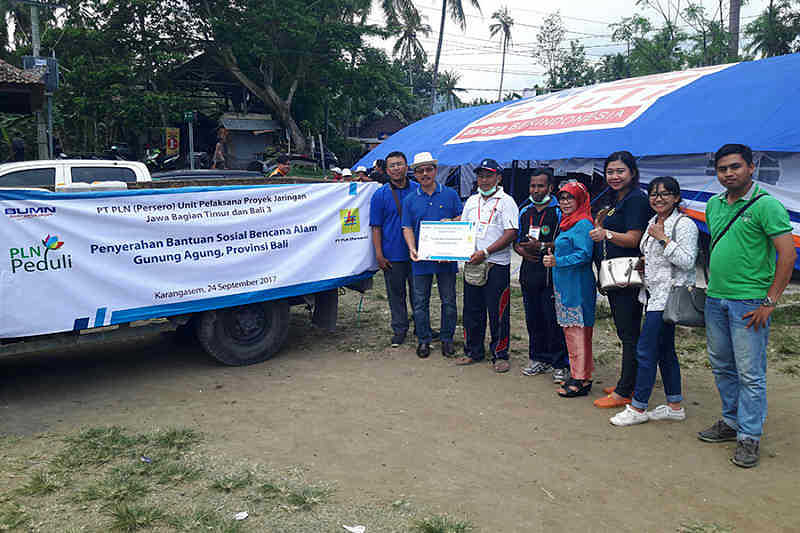 PLN Turut Peduli Pengungsi Bencana Alam Gunung Agung  BALIPOST.com