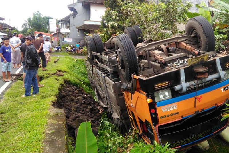 Truk Muatan Dedak Terguling | BALIPOST.com