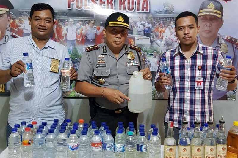 Di Kuta Puluhan Botol Arak dan Oplosan Diamankan BALIPOST