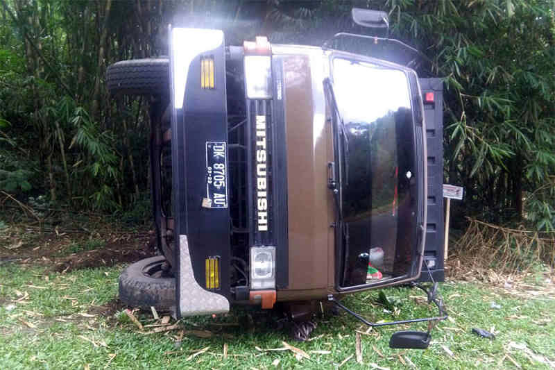  Truk  Fuso  Pengangkut Jagung Terguling BALIPOST com