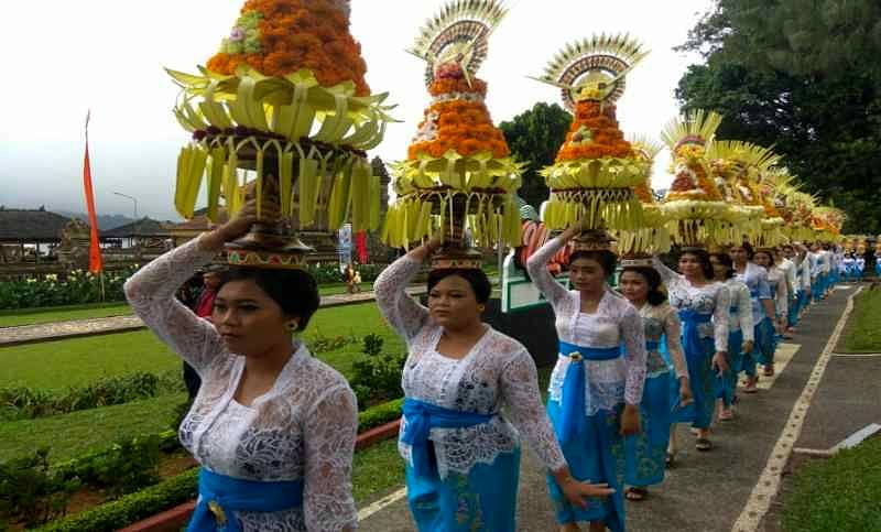 Iring-iringan Gebogan Bunga Awali Ulundanu Beratan Art Festival IV ...