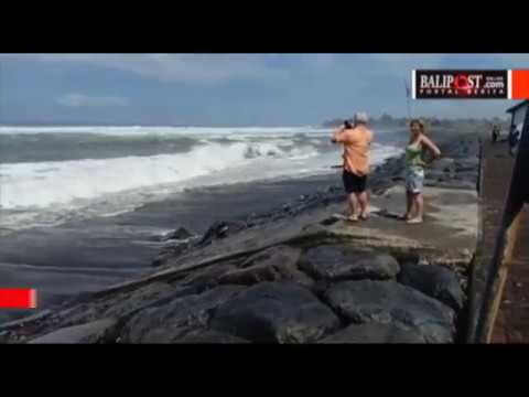 Diterjang Ombak Warung  Makan  di Pantai Lebih Terendam 