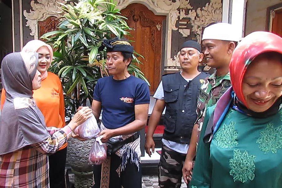 Bentuk Toleransi, Umat Muslim di Tabanan Ngejot Daging ...