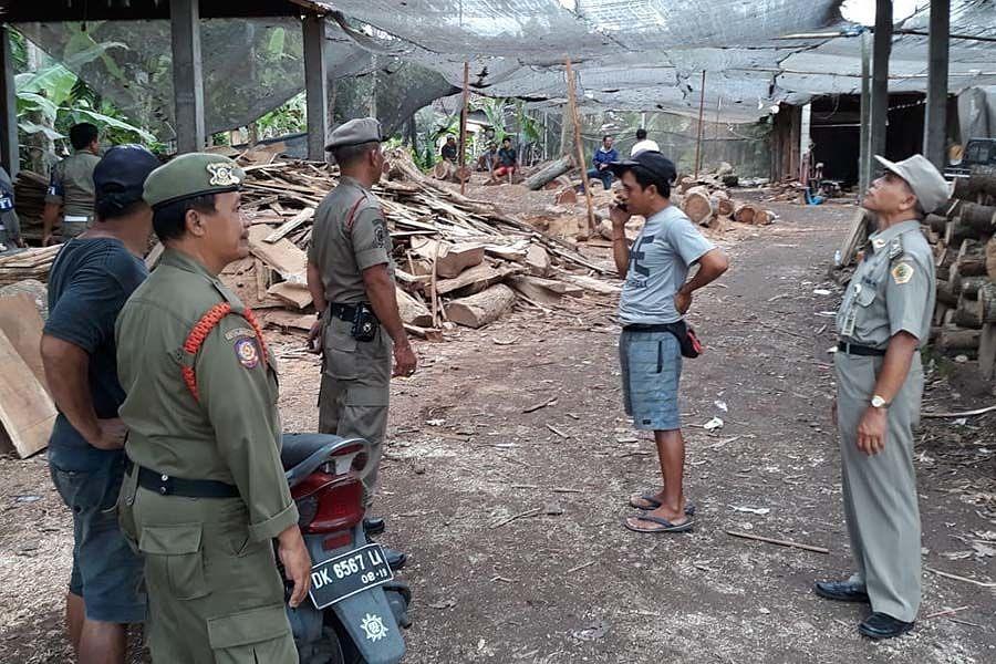 Keluarkan Suara Bising, Satpol PP Gianyar Sidak Dua Pabrik Kayu