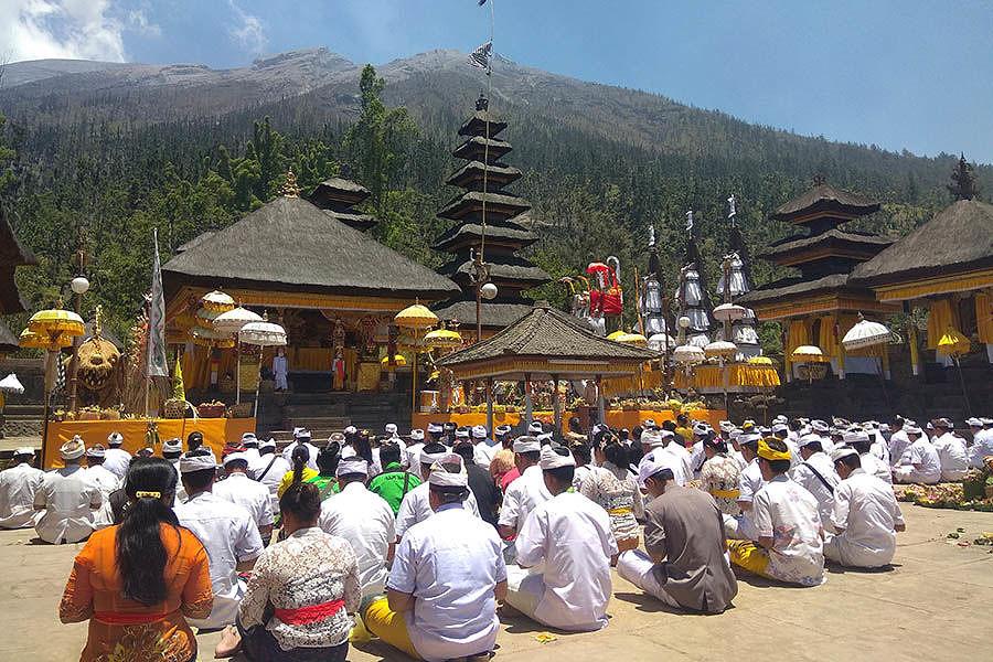 Puncak Pujawali di Pura Pasar Agung  Besakih Giri 