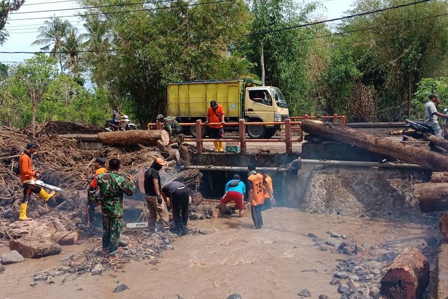 Desa Musi Dilanda Banjir Jembatan Tertutup Lumpur dan 