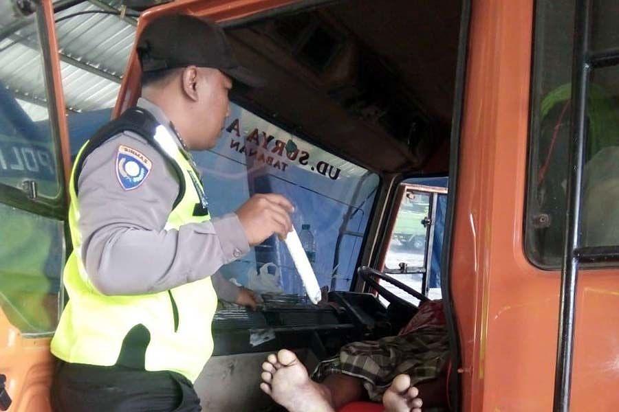 Diduga Kelelahan, Sopir Tewas Dalam Truk | BALIPOST.com