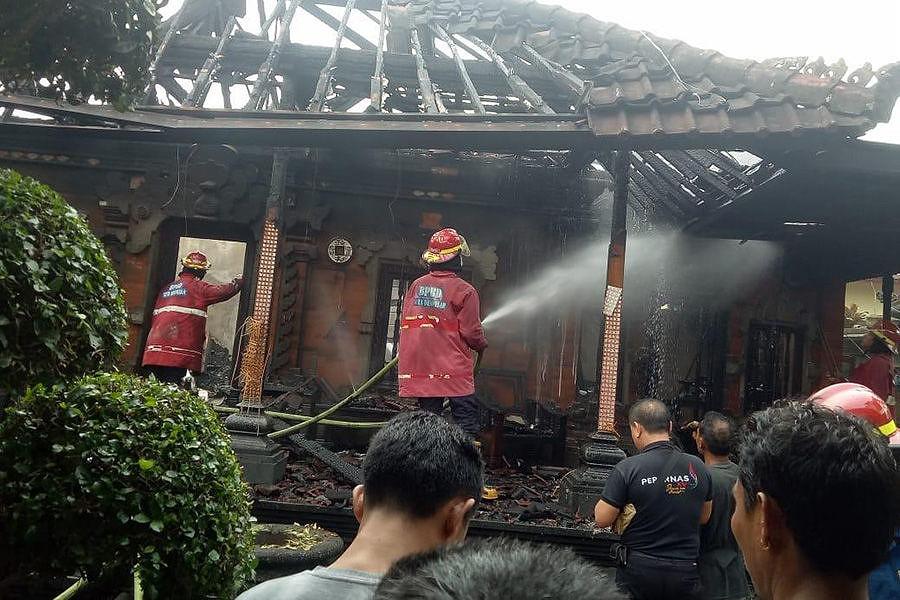 Diduga Korsleting Rumah  Stil  Bali  Terbakar BALIPOST com