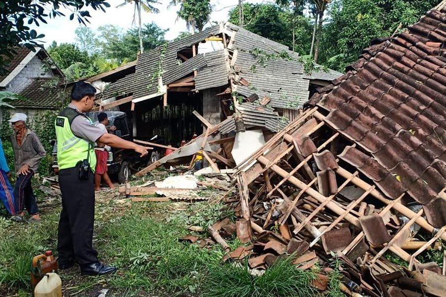 Pohon Tumbang Kandang Ayam dan Mobil  Hancur  BALIPOST com