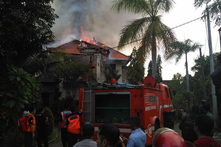 Diawali Dua Kali Suara Ledakan Rumah Mewah Terbakar  