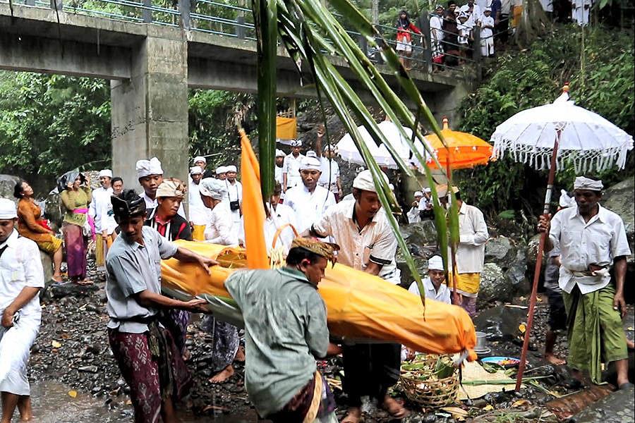 Medungdung Dan Ngutang Reged Tradisi Unik Sebelum Nyepi Di Desa ...