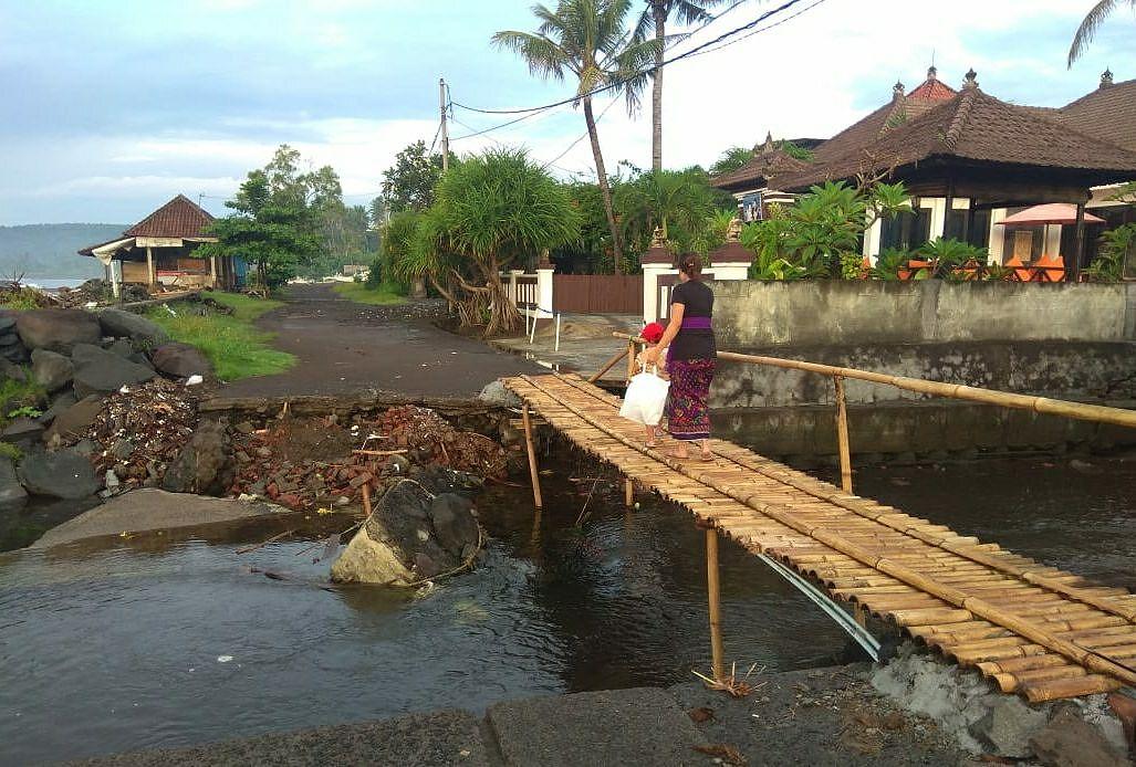 Akses Jalan  ke Pantai  Jasri Putus Aktivitas Warga 