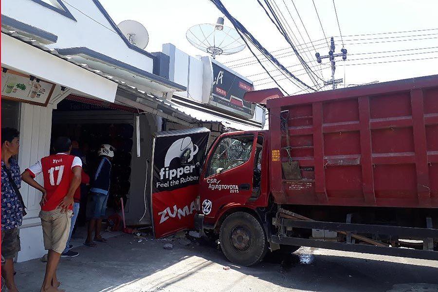 Truk Tabrak Toko  Sandal  Lima Petugas Angkut Sampah 