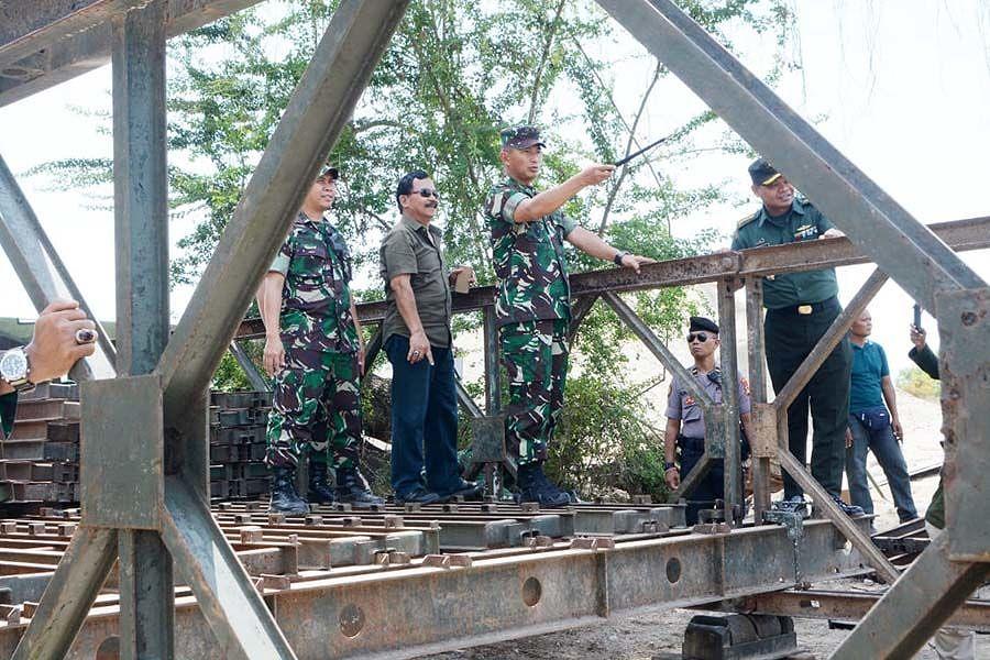 Bantu Akses Jalan Sementara Jembatan Putus Kodam IX 