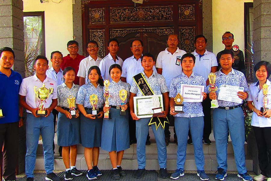 Prestasi Akhir Tahun Guru dan Siswa "Sixma" Juara LKTI ...