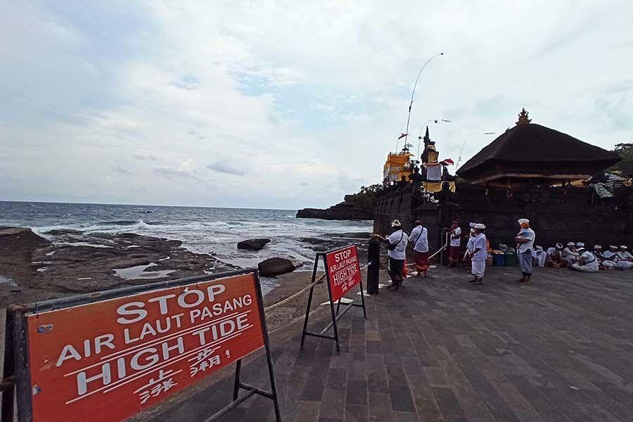  Air  Laut  di  Pantai Tanah Lot Pasang  Pamedek Diminta Jauhi 