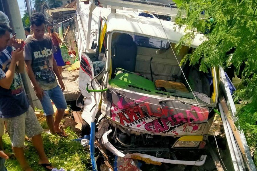 Tabrak 2 Pedagang Truk  Engkel  Masuk Parit dan Sopirnya 