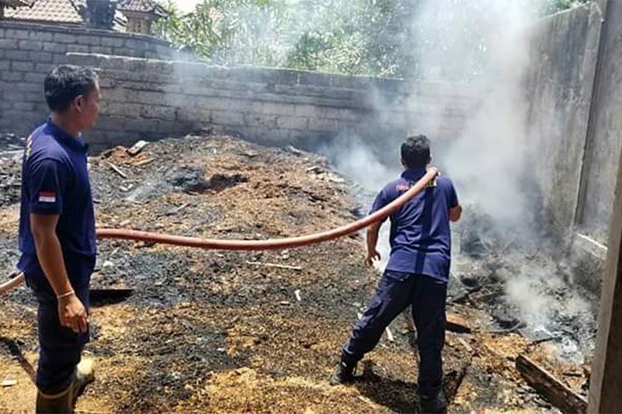  Kayu  Bahan Mebel  Terbakar di  Batuan BALIPOST com