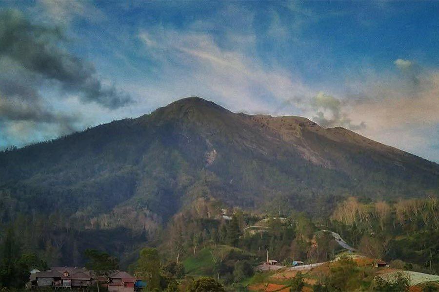 Nekat Naik ke Gunung Agung, Dua Warga Tersesat | BALIPOST.com