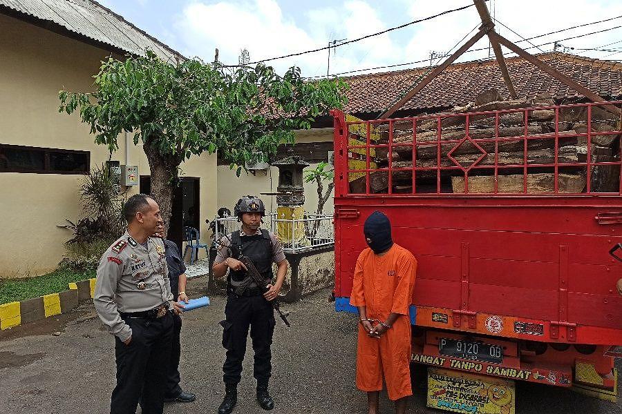 Satu Truk  Penuh Kayu  Ilegal  Diamankan BALIPOST com