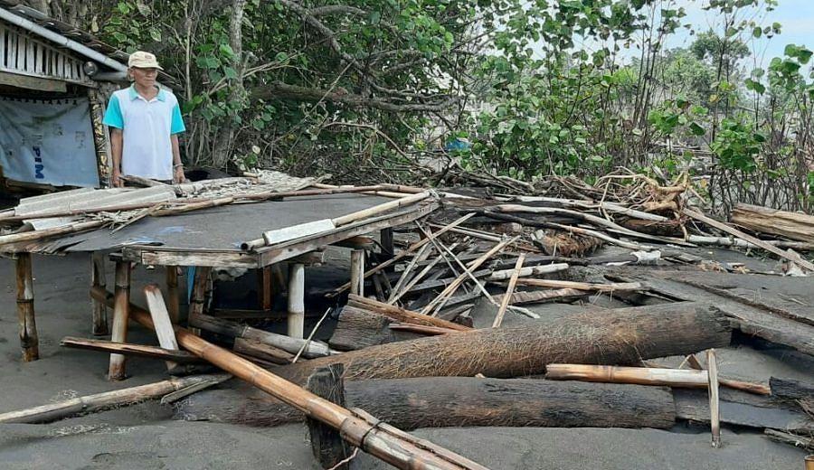  Pesisir Pantai  Klungkung Diterjang Ombak Besar Hektaran 