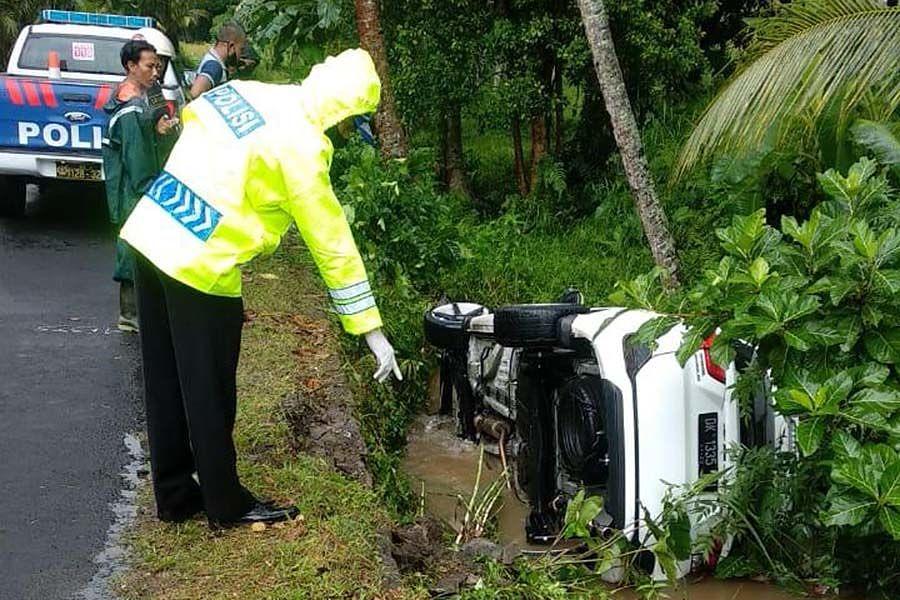 Pengemudi Hilang Kendali, Mobil Terjungkal Di Nyalian | BALIPOST.com