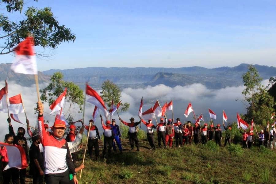 Puluhan Bendera Merah Putih Dikibarkan Di Puncak Bukit Abang Balipost Com